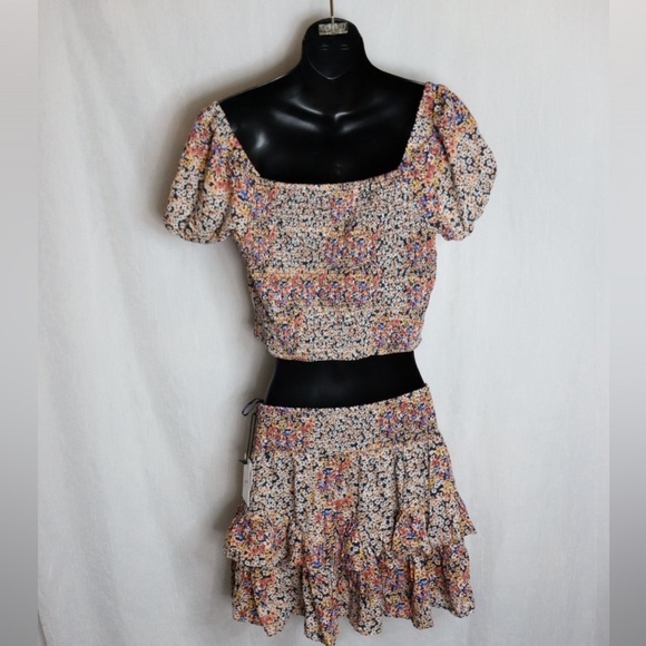 JAPNA Two-piece Outfit | Floral skirt and crop top - Picture 6 of 10